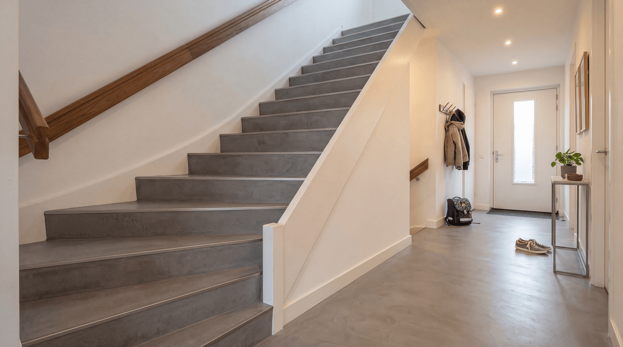 betonova-sterka-schodiste-chodba-rodinny-dum